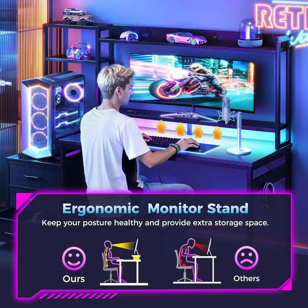Escritorio para gaming con pantalla, teclado, luces LED moradas y soporte con altavoz