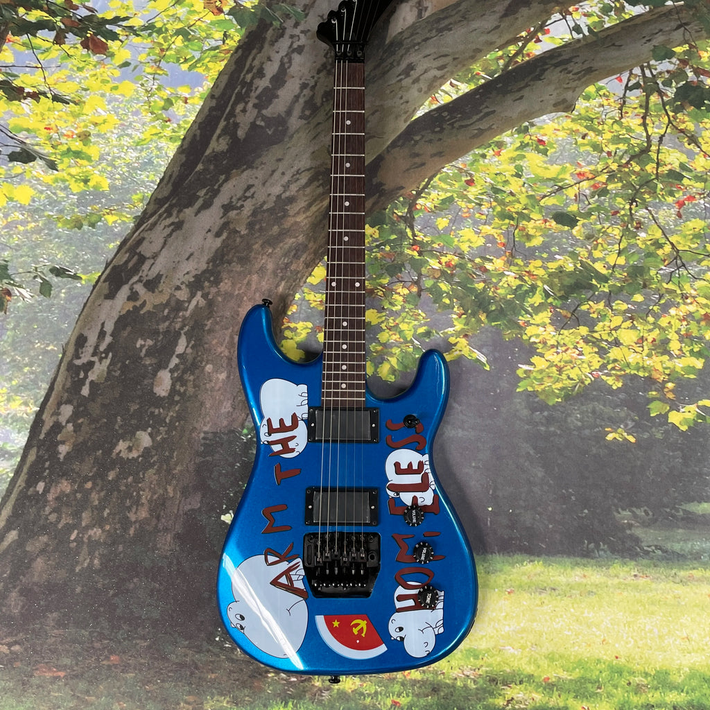 Guitarra eléctrica con grafiti en fondo azul, doble pastilla de alta ganancia, sistema de doble tremolo, guitarra eléctrica para speed picking.