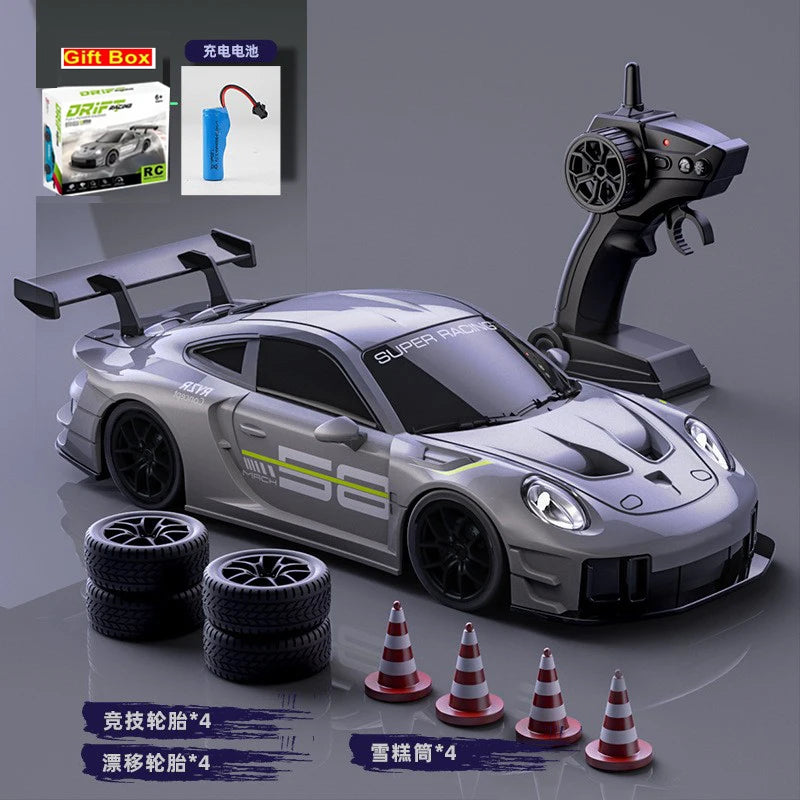 Coche RC de deriva 1:24 gris con control remoto, neumáticos de repuesto y conos