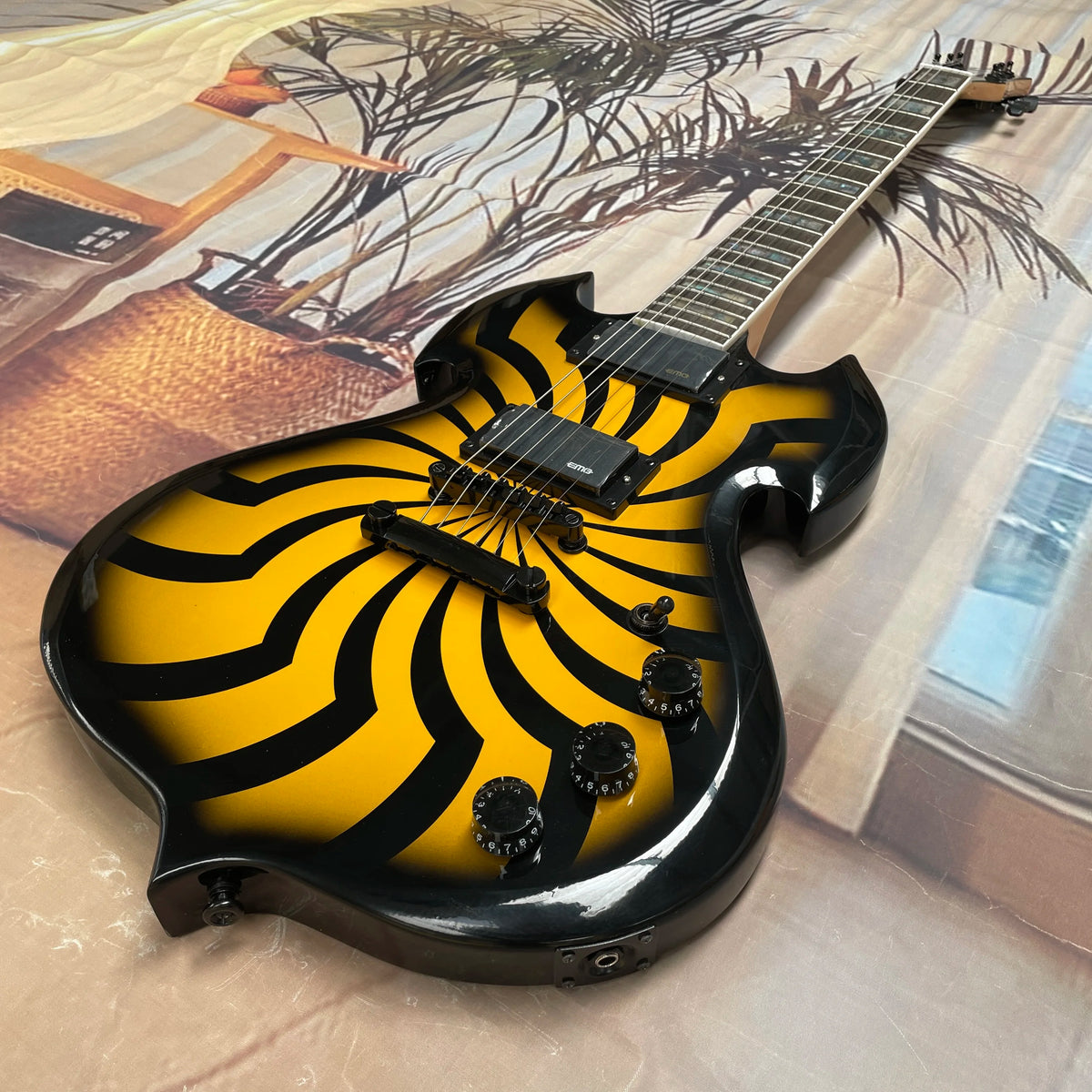 Guitarra eléctrica de 6 cuerdas, guitarras con revestimiento en espiral de color amarillo y negro de alta visibilidad, guitarra de heavy metal de sonido suave.