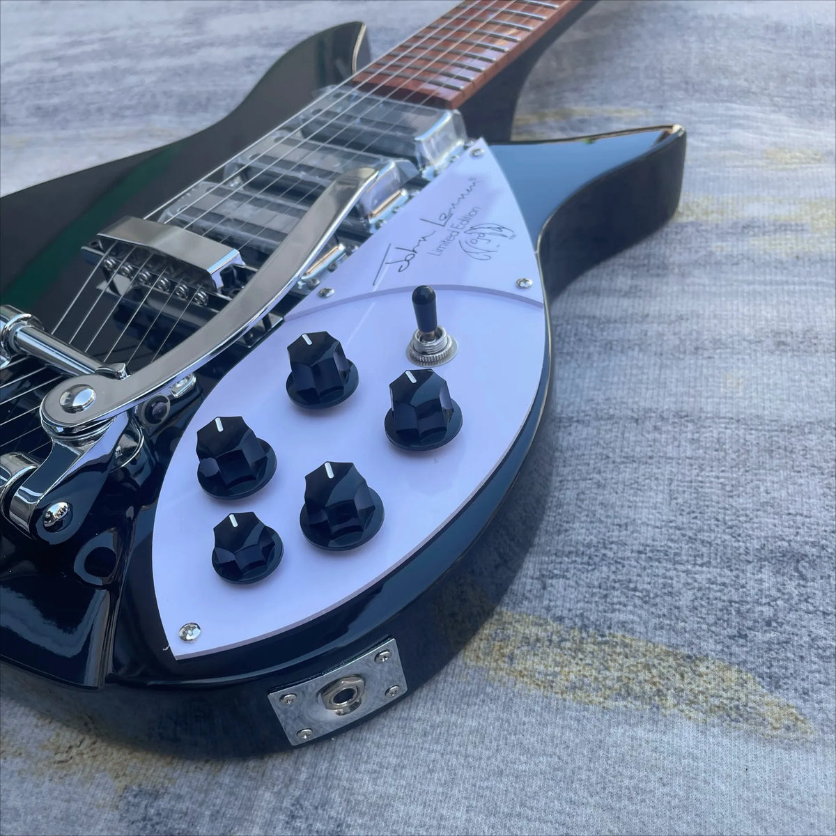 Oferta Especial Guitarra Eléctrica con Mástil de Palisandro HHH Negra 325 Pequeña Doble Tremolo Estilo Británico Unisex para Principiantes