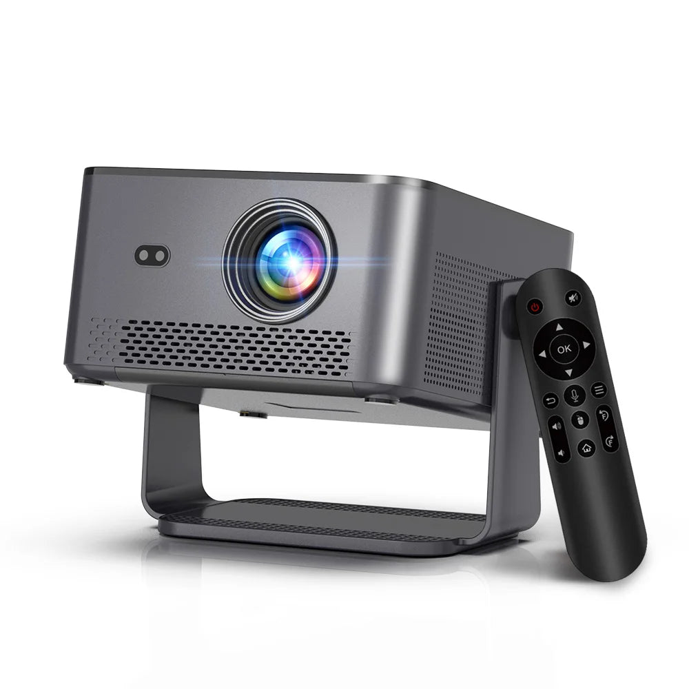 Proyector portátil gris con lente azul y mando negro, vista lateral sobre soporte.