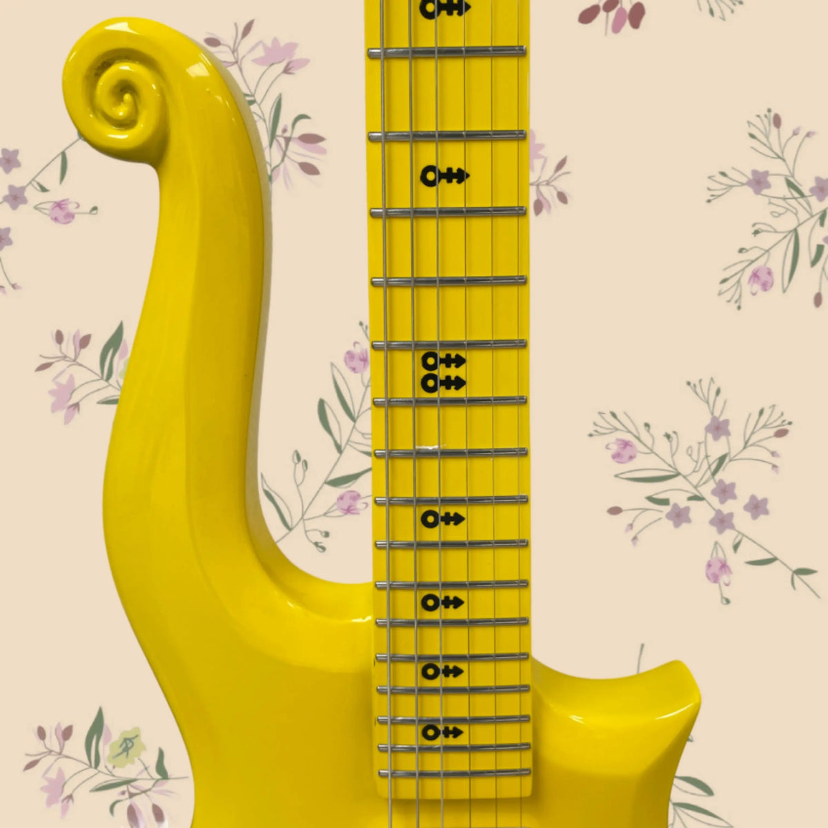Guitarra eléctrica de 6 cuerdas, acabado en amarillo brillante, herrajes dorados, guitarras con dos perillas negras, ideal para guitarristas principiantes e intermedios.