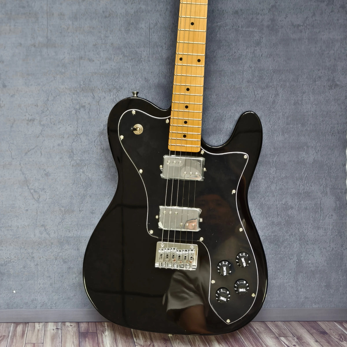 Guitarra Eléctrica Negra Brillante en Stock, Humbuckers HH, Herrajes Cromados, Mástil de Arce, 4 Potenciómetros, Estilo Vintage Rock