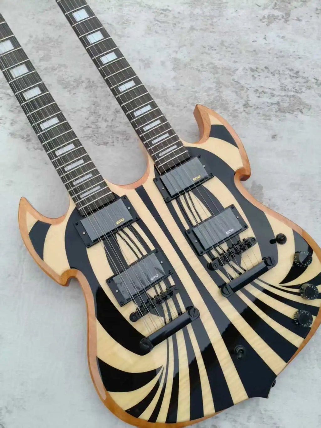 Guitarra eléctrica de doble mástil, guitarra de cuerpo macizo con 12+6 cuerdas, acabado en blanco y negro con diseño de remolino, herrajes negros, pastillas humbucker.
