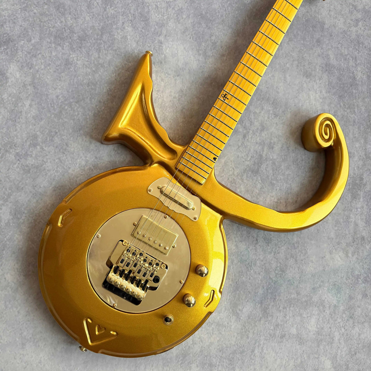 Guitarra eléctrica Gold Prince, cuerpo macizo, sin trastes en el diapasón, herrajes dorados, sistema de trémolo con una sola pastilla y una pastilla doble, guitarra de rock.