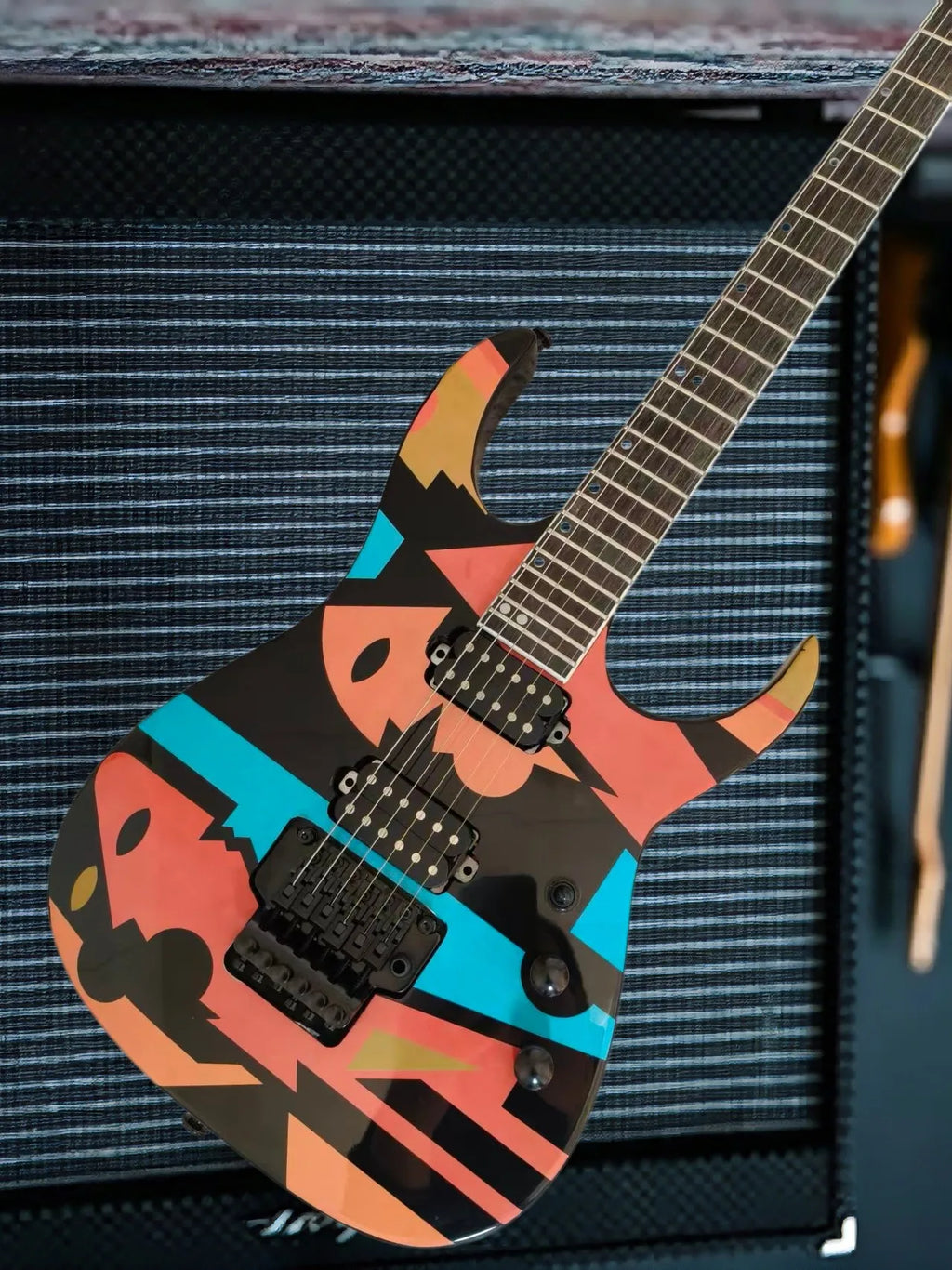 Guitarra Eléctrica JPM Rosa de Alta Calidad con 24 Trastes, Puente Tremolo FR Multicolor, Tuerca de Bloqueo, Herrajes Negros y Mástil de Arce