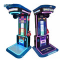 Par de máquinas de arcade de boxeo eléctrica azul y morada con base iluminada