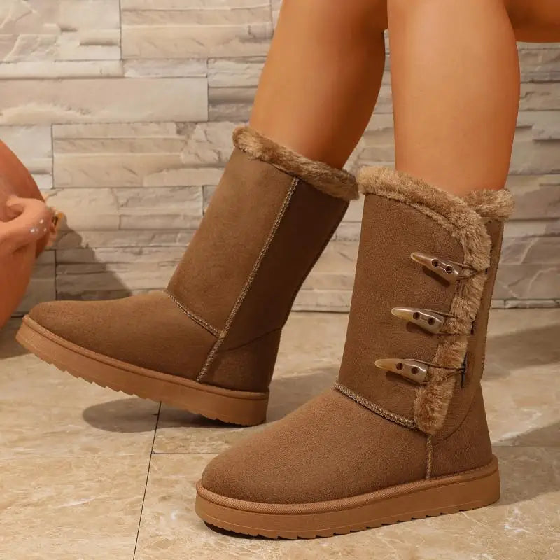 Botas de nieve de ante con botón de cuerno clásico de la marca, botas de media caña de felpa cálida para mujer, invierno 2026, botines altos de piel esponjosa para mujer
