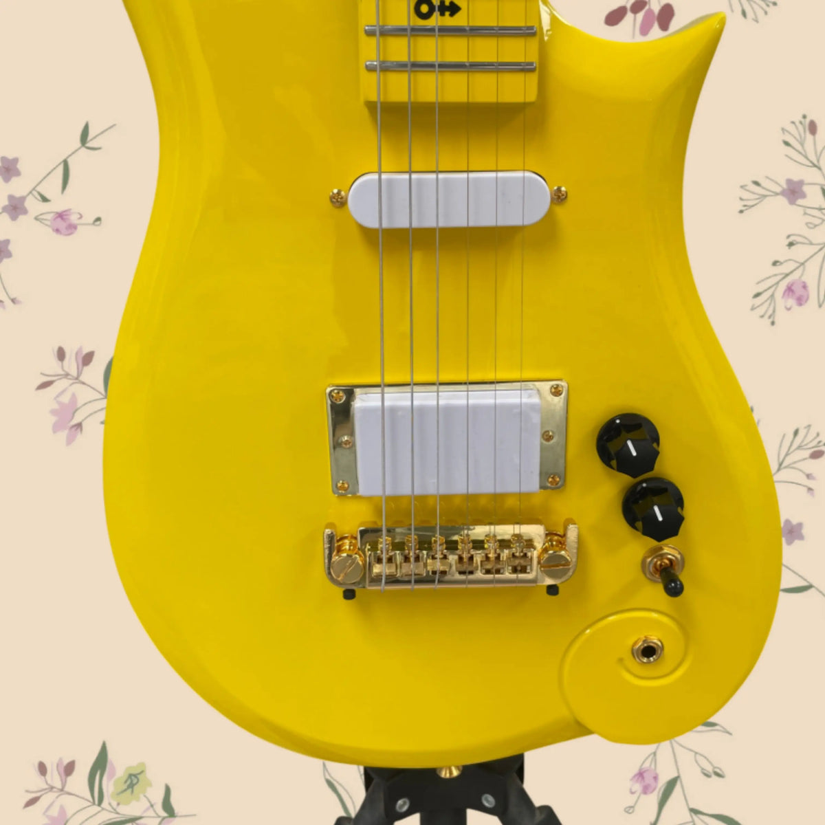 Guitarra eléctrica de 6 cuerdas, acabado en amarillo brillante, herrajes dorados, guitarras con dos perillas negras, ideal para guitarristas principiantes e intermedios.