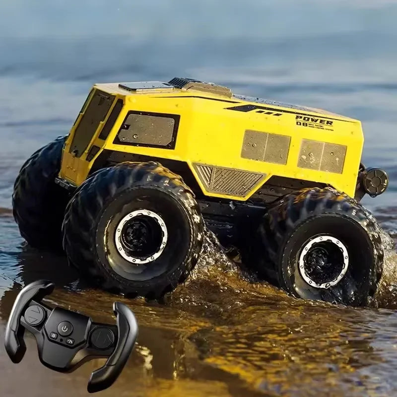 Coche RC anfibio todoterreno amarillo con ruedas grandes, saliendo del agua