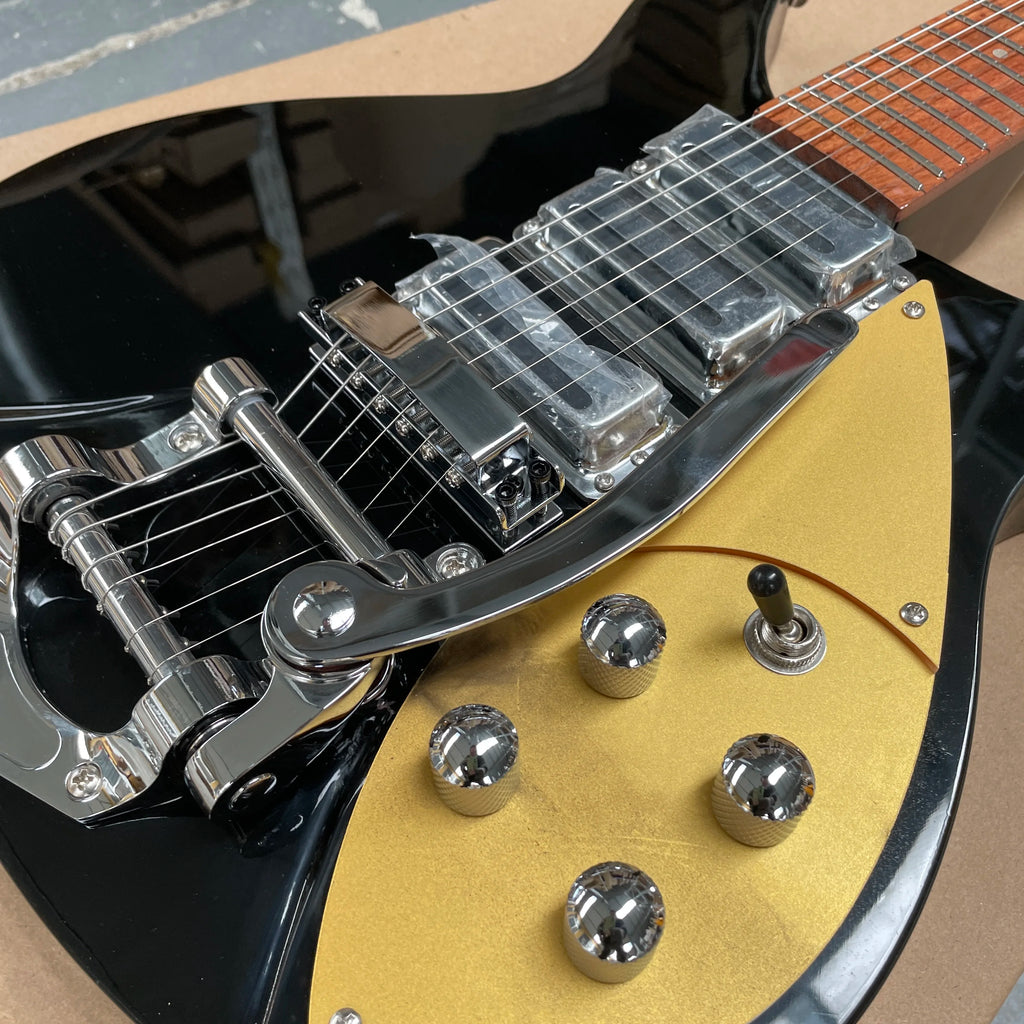 Guitarra eléctrica con sistema de vibrato Bigsby, acabado negro brillante, guitarra de tres pastillas, afinación estable para guitarristas avanzados