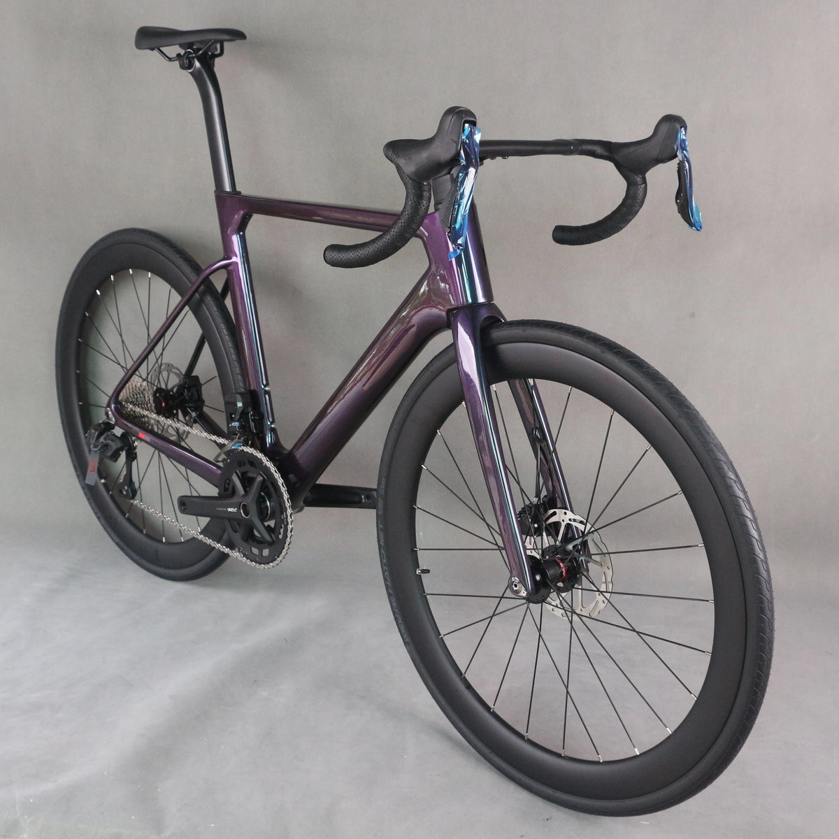 Nueva bicicleta de carretera TT-X42 de estilo más reciente, ligera, de carbono completo, con grupo eléctrico inalámbrico WheelTop y ruedas de carbono.