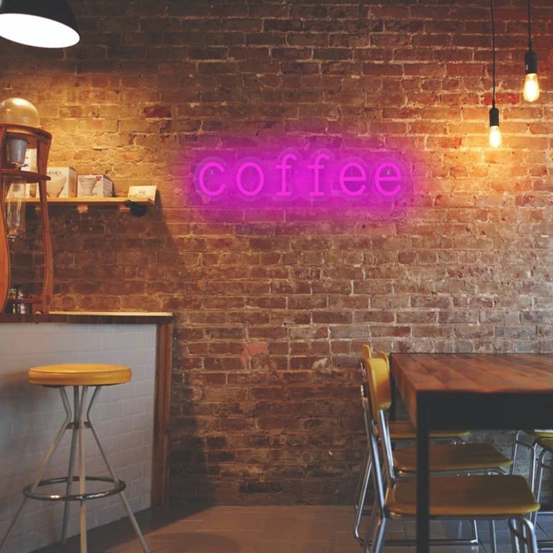 Letrero de neón “coffee” con luz rosa/magenta para pared