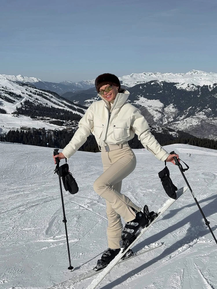 Mono de esquí con cuello alto, bolsillos con cremallera y paneles, cordón ajustable, invierno 2026, mono de nieve cálido para mujer, atuendo de esquí de una pieza, elegante y glamuroso.