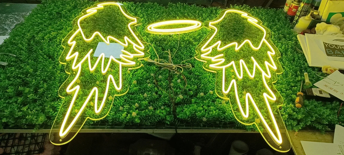 Señal de neón LED con alas de ángel y halo, luz amarilla