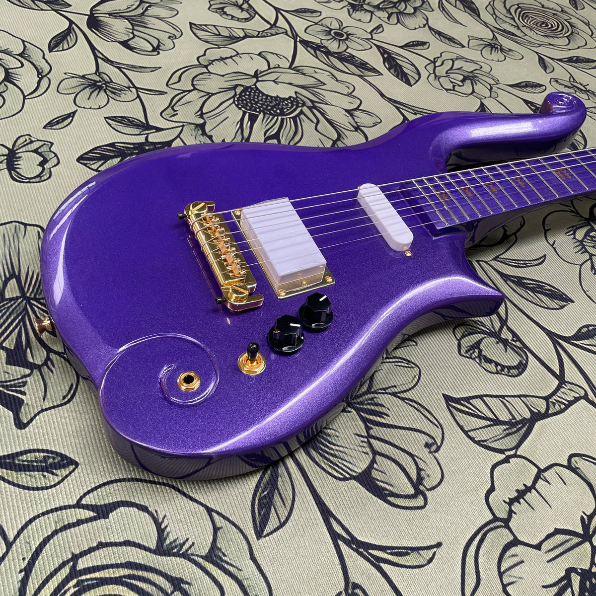Guitarra eléctrica con degradado púrpura perlado, diapasón de arce con herrajes dorados, guitarra eléctrica de rock para principiantes