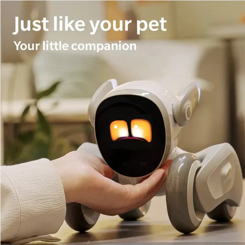 Robot perro inteligente blanco y gris con ojos LED naranjas, manos junto al sofá
