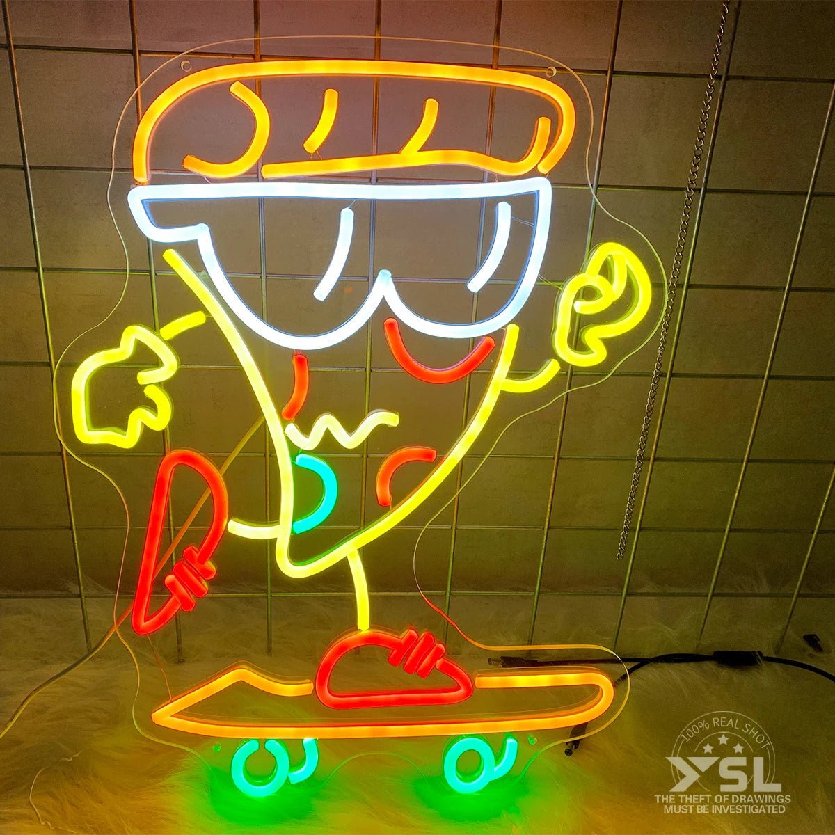 Letrero de neón con forma de pizza estilo caricatura, luces naranja, roja y verde.