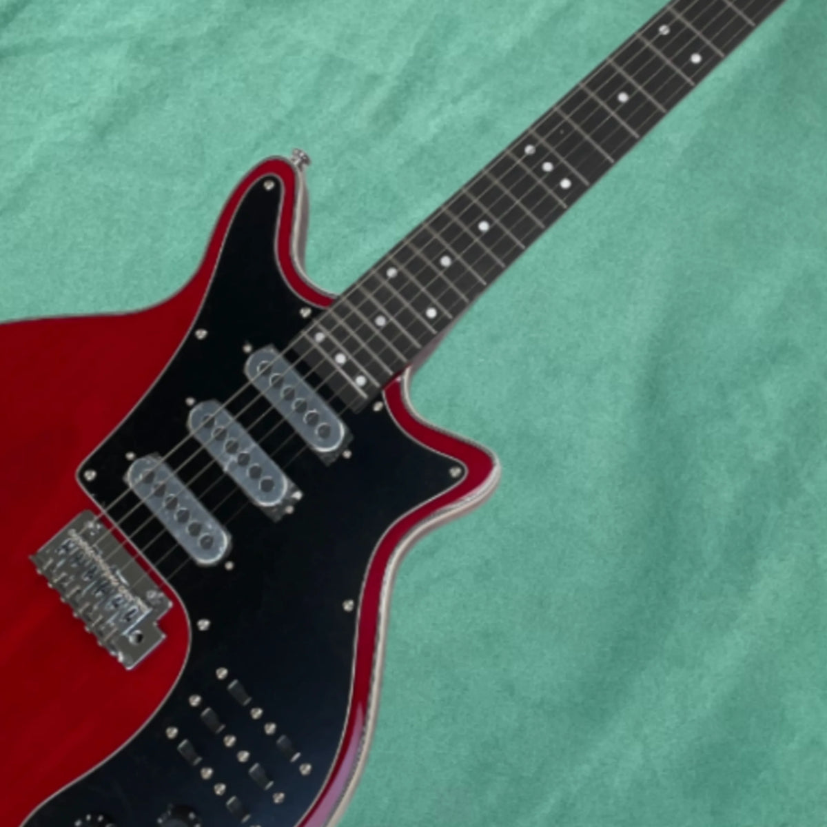 Guitarra eléctrica de 6 cuerdas con cuerpo de caoba, pastillas SSS y herrajes plateados — guitarra eléctrica de rendimiento profesional