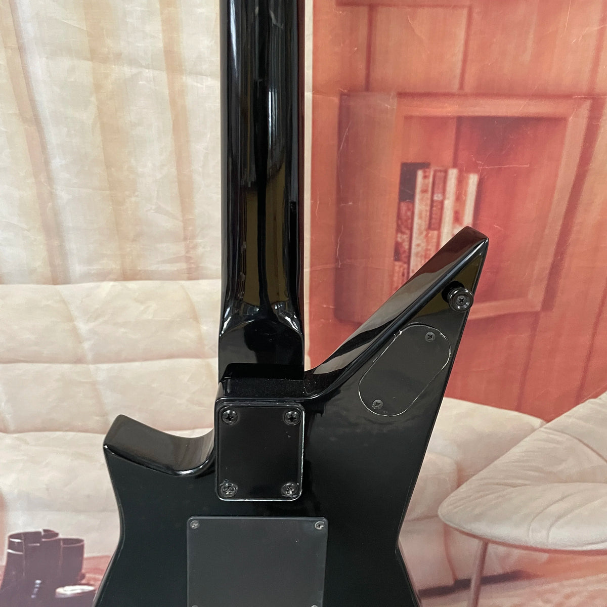 Guitarra eléctrica de 6 cuerdas, cuerpo negro con acabado plateado-gris, guitarra eléctrica con pastillas de doble bobina, guitarra eléctrica de forma única y no convencional.