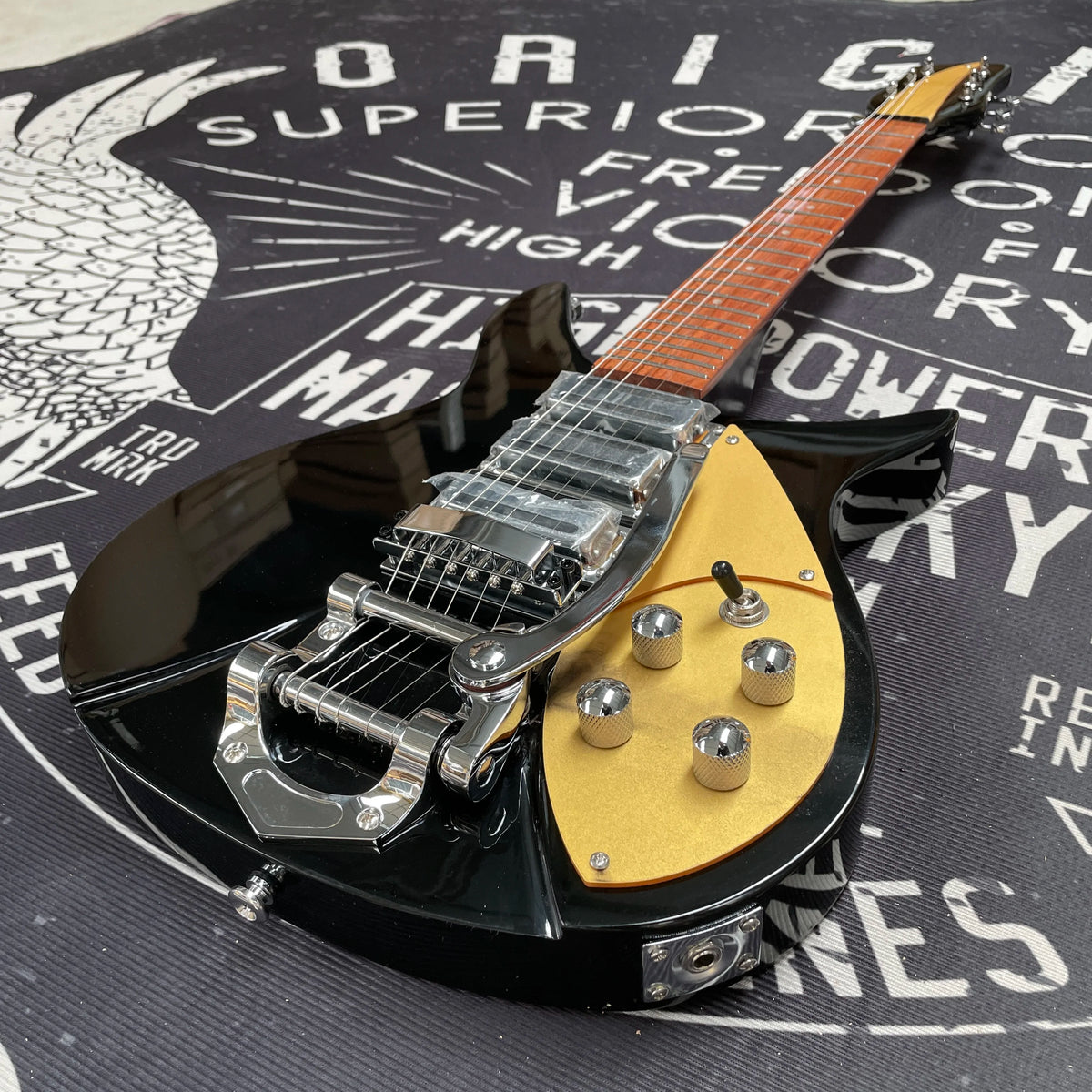 Guitarra Eléctrica Negra de Estilo Retro con Tres Pastillas, Guitarra de Alto Rendimiento con Vibrato Bigsby de Cuerdas Cortas, Guitarra para Actuaciones en Escenario
