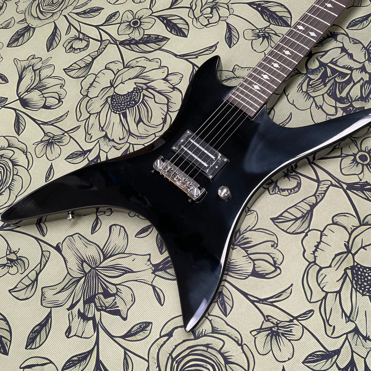 Guitarra eléctrica negra de 6 cuerdas, guitarra eléctrica con pastillas humbucker de alto rendimiento, guitarra eléctrica estilo heavy rock y shred.
