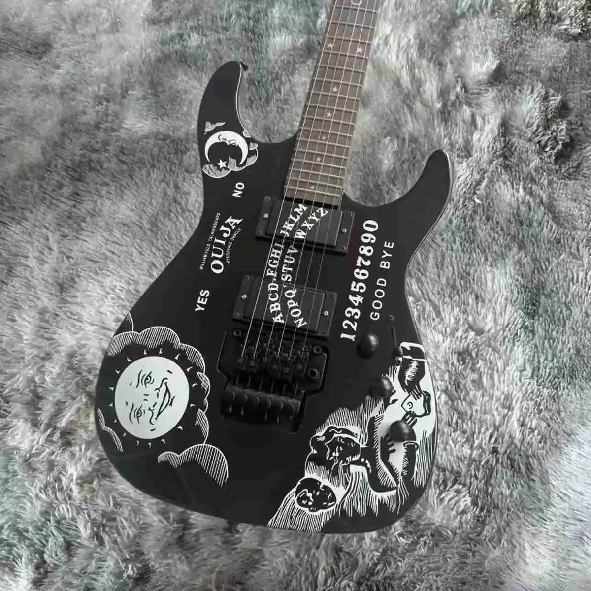 Guitarra Eléctrica Personalizada con Acabado en Madera Negra, Pastillas HH, Puente Tremolo, Herrajes Negros