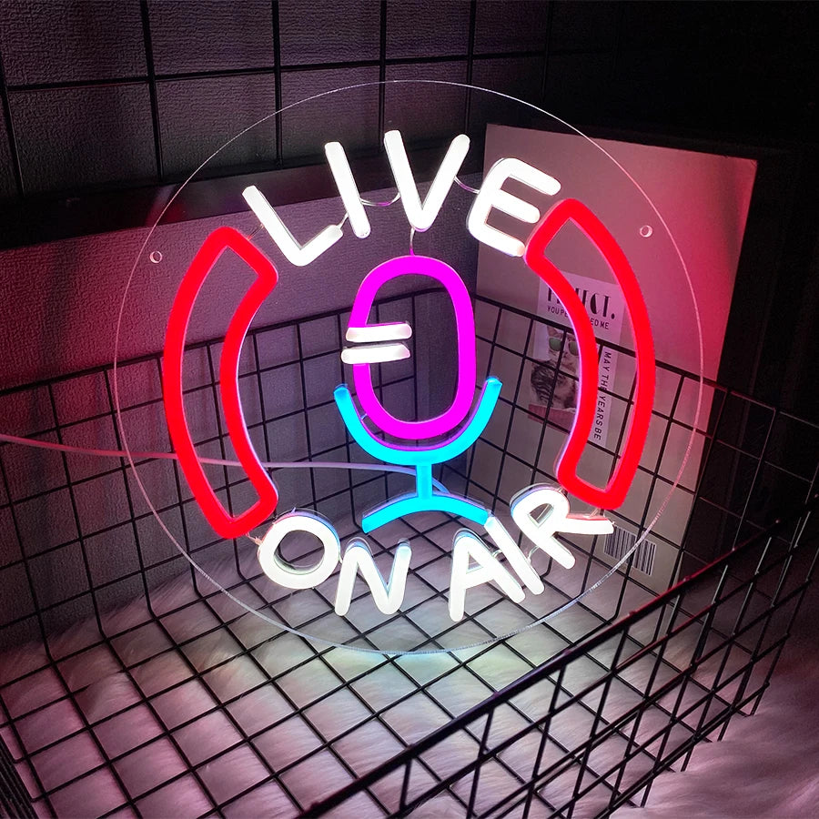 Cartel de neón LED "LIVE ON AIR" con micrófono central y aro multicolor