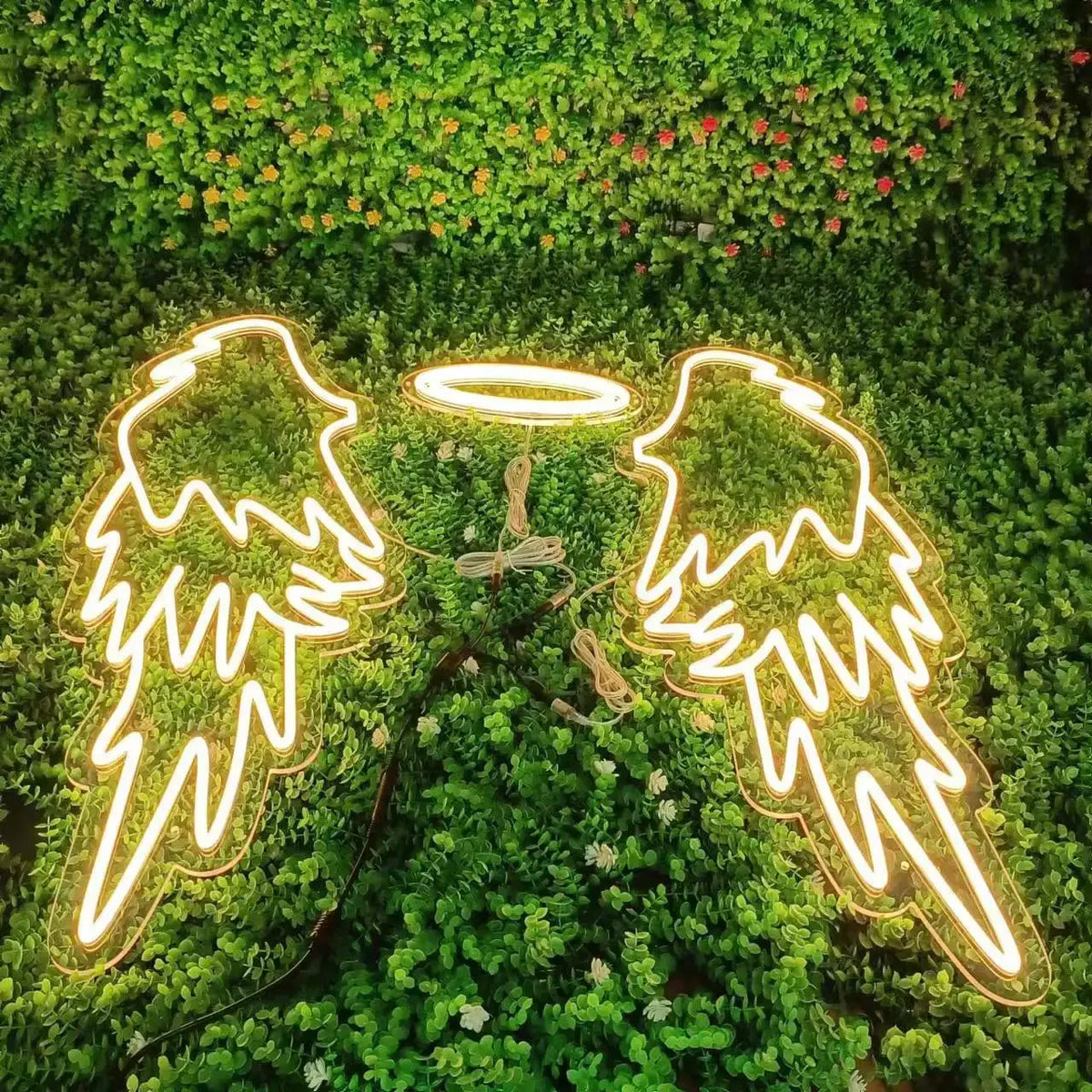 Señal de neón LED con alas de ángel y halo, luz dorada