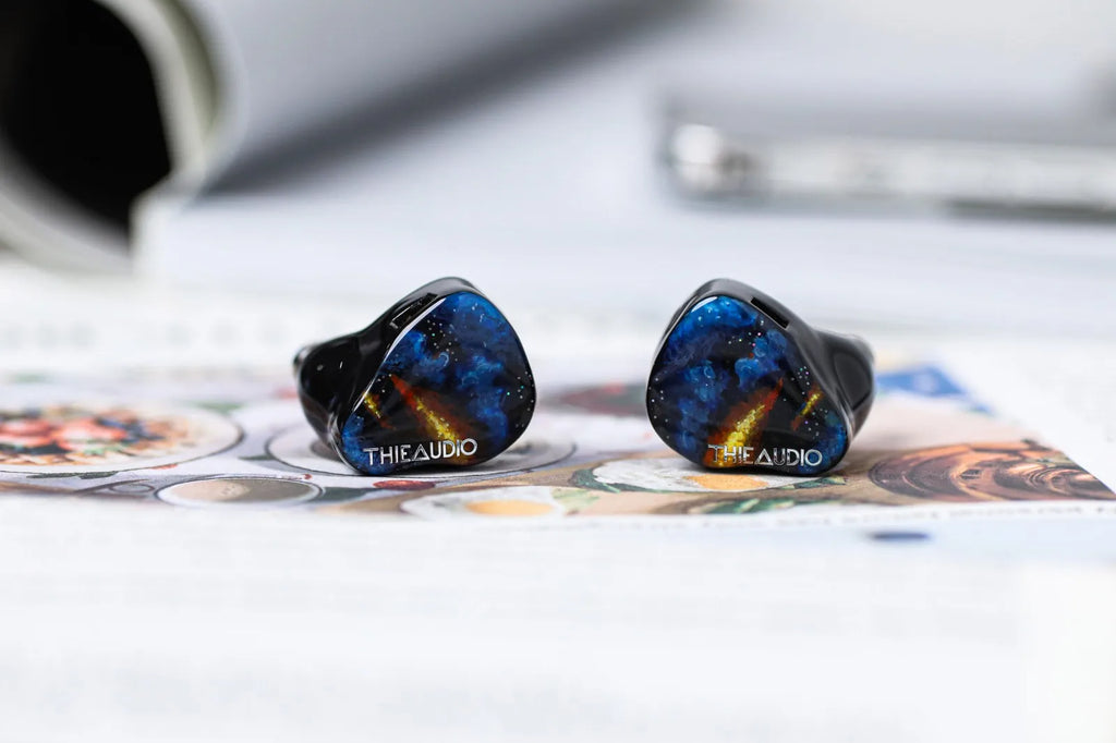 Auriculares intraurales THIEAUDIO en par, carcasa azul moteada y negra