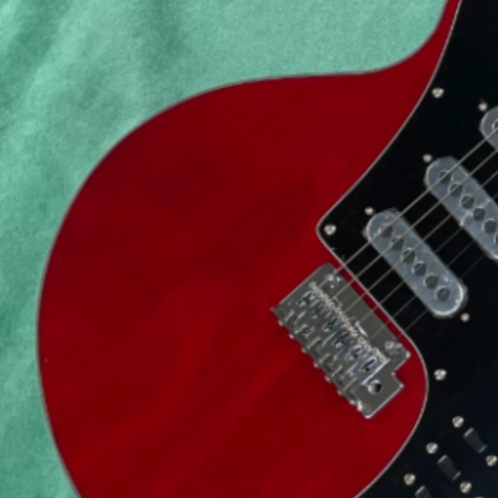 Guitarra eléctrica de 6 cuerdas con cuerpo de caoba, pastillas SSS y herrajes plateados — guitarra eléctrica de rendimiento profesional