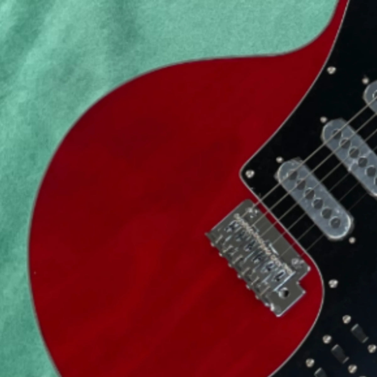 Guitarra eléctrica de 6 cuerdas con cuerpo de caoba, pastillas SSS y herrajes plateados — guitarra eléctrica de rendimiento profesional