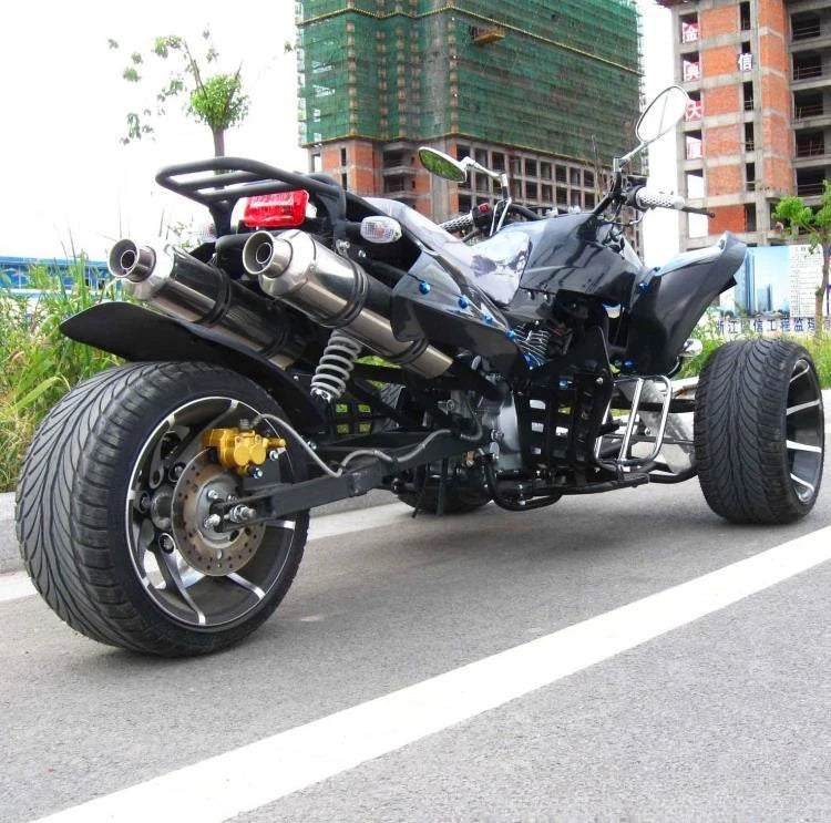 Motocicleta todoterreno de cuatro ruedas con motor refrigerado por agua y tracción inversa de tres ruedas.