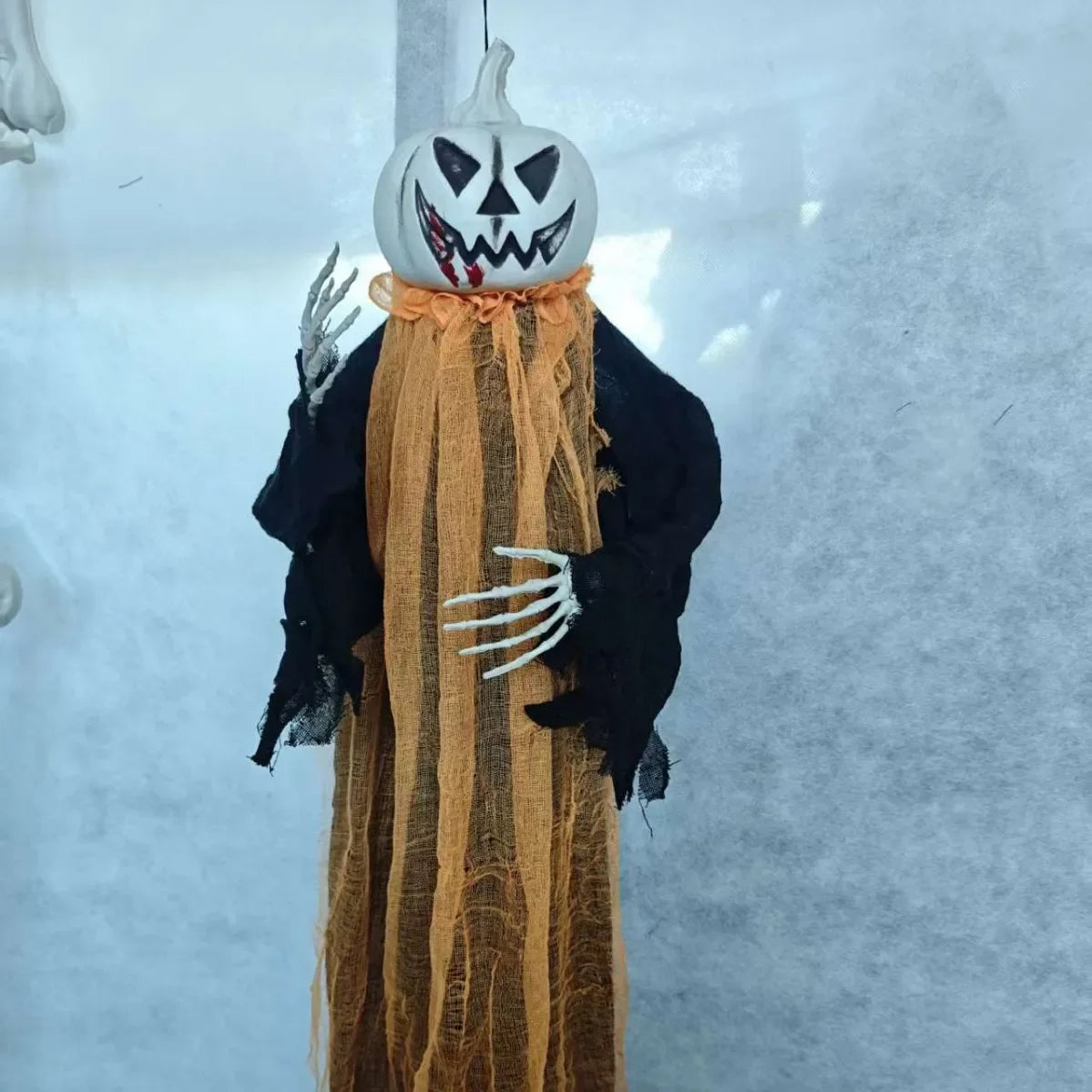 Decoraciones colgantes para Halloween: calabazas, garras de fantasma y colgantes de esqueletos, adornos de calaveras espeluznantes para la decoración de fiestas en casas encantadas.