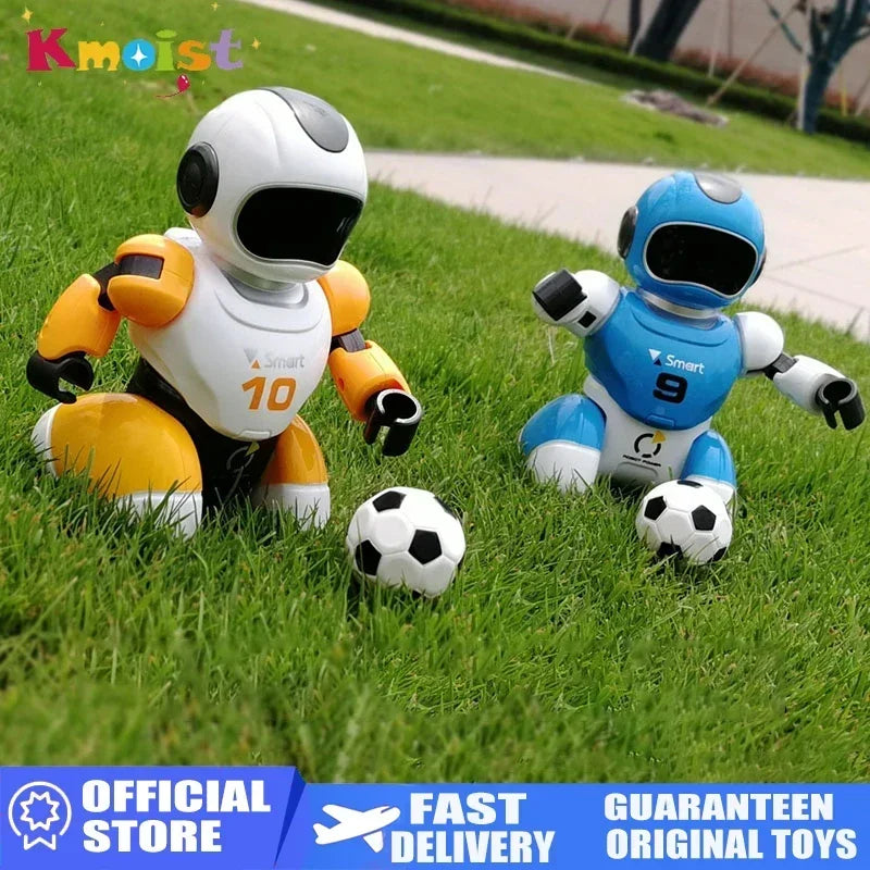 Par de robots de fútbol RC: uno blanco y naranja, otro azul, con pelotas negras.