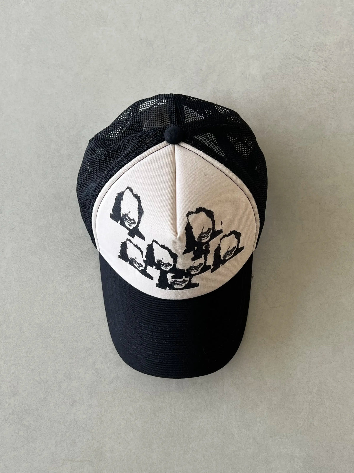 Gorra de béisbol Under 06ss con estampado de retrato en blanco y negro y costuras