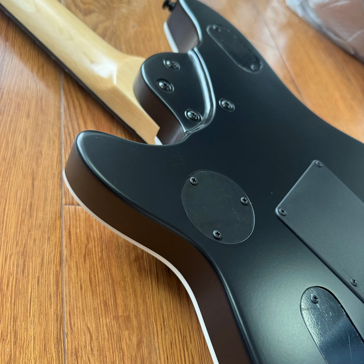 Guitarra eléctrica: acabado mate y negro escarchado, 22 cuerdas, doble sistema de pastillas, doble sistema de trémolo. Envío gratuito.