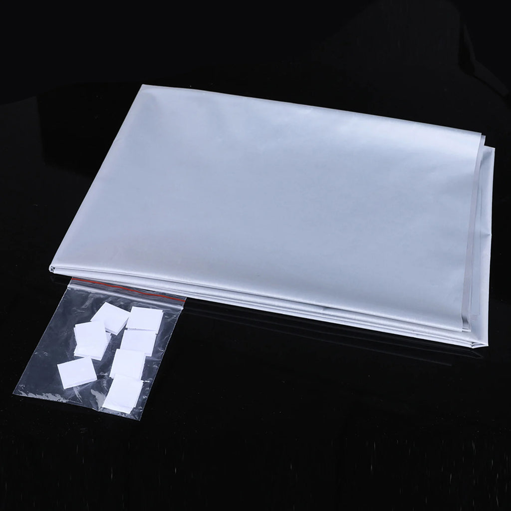 Pantalla de proyector plegable gris, con fijaciones y piezas pequeñas.