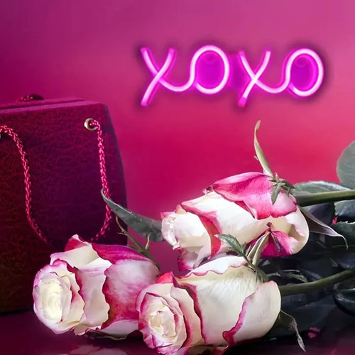 Letrero LED XOXO rosa encendido, con forma de corazón y letras decorativas