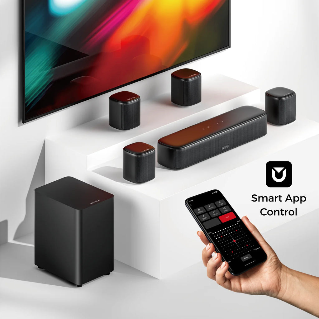 Barra de sonido y cuatro altavoces cilíndricos negros; control con app y mando