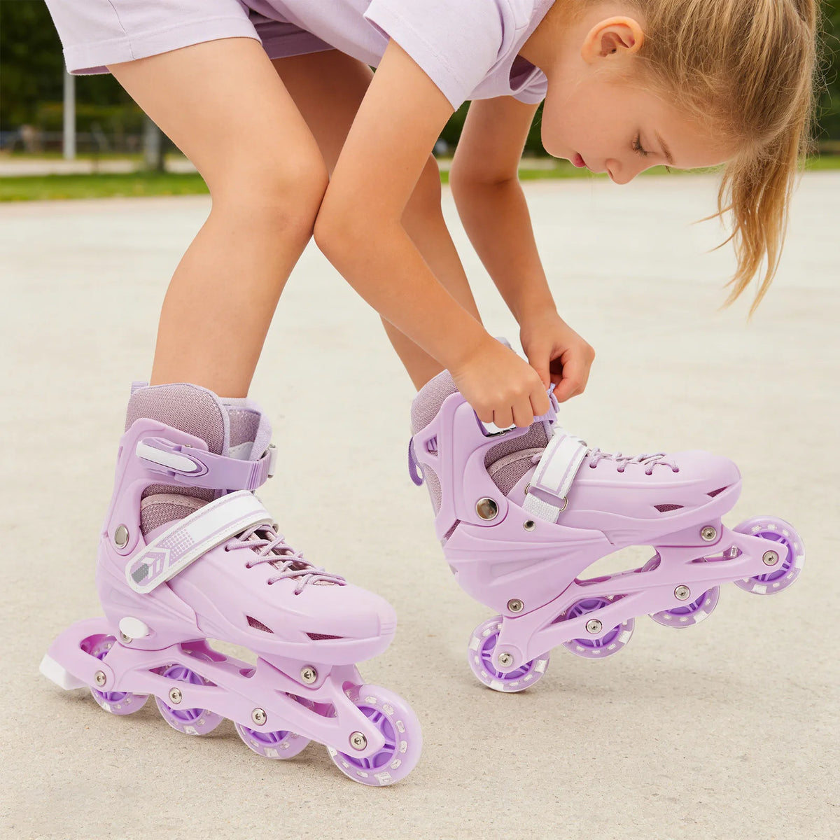‎ Patines en línea ajustables de color púrpura para niños, patines en línea con ruedas iluminadas, patines con ruedas ajustables y componentes con forma de ala, y llaves de ajuste.
