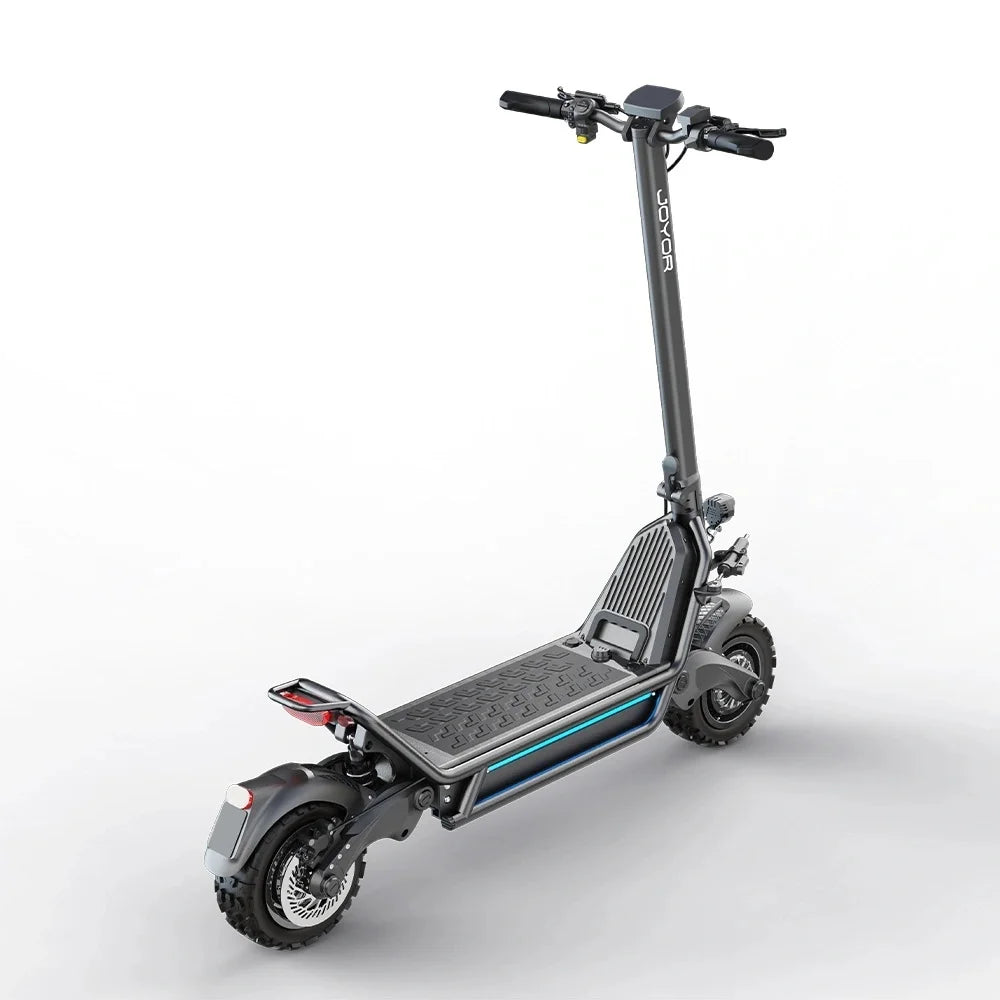 Patinete eléctrico gris oscuro con franja azul, neumáticos gruesos y plataforma con relieve