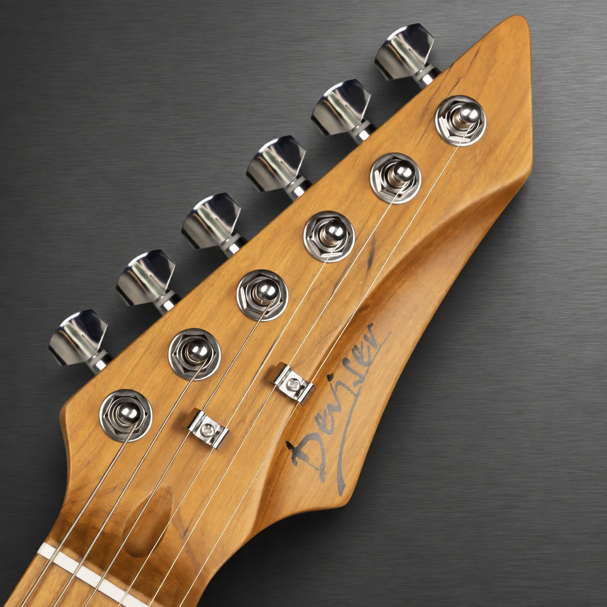 Guitarra eléctrica de estilo ST, 22 trastes, con diseño de estampado paisley, forma clásica ST, ideal para guitarristas de rock y blues.