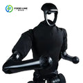 Robot humanoide industrial negro con manos robóticas y brazo articulado, diseño robusto.