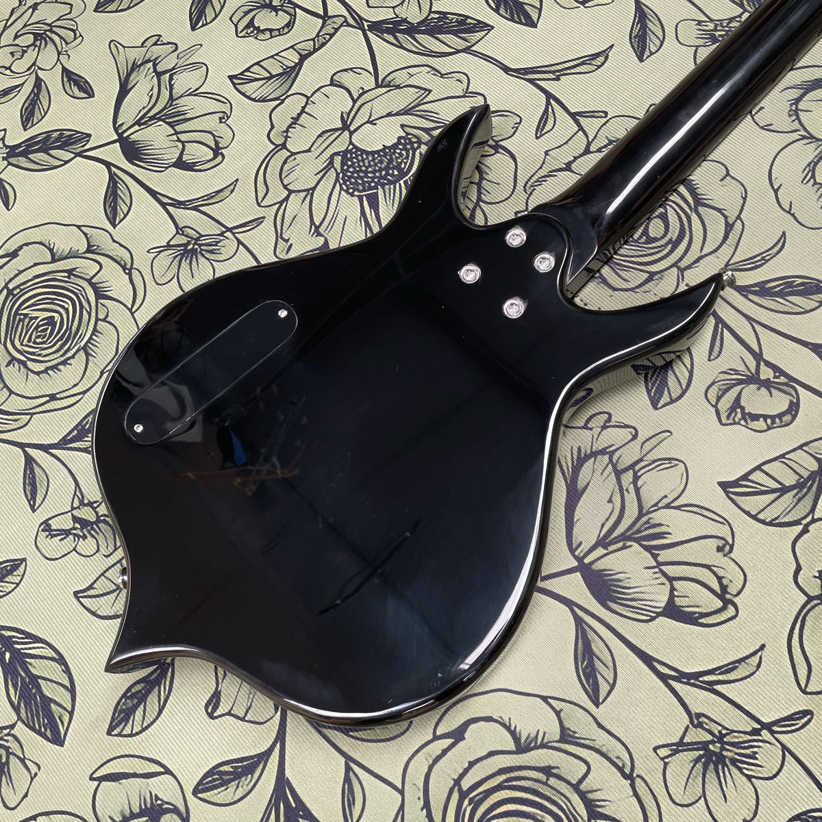 Guitarra eléctrica negra brillante, con cuerpo de caoba y 4 cuerdas, guitarra eléctrica de rock y metal apta para principiantes.