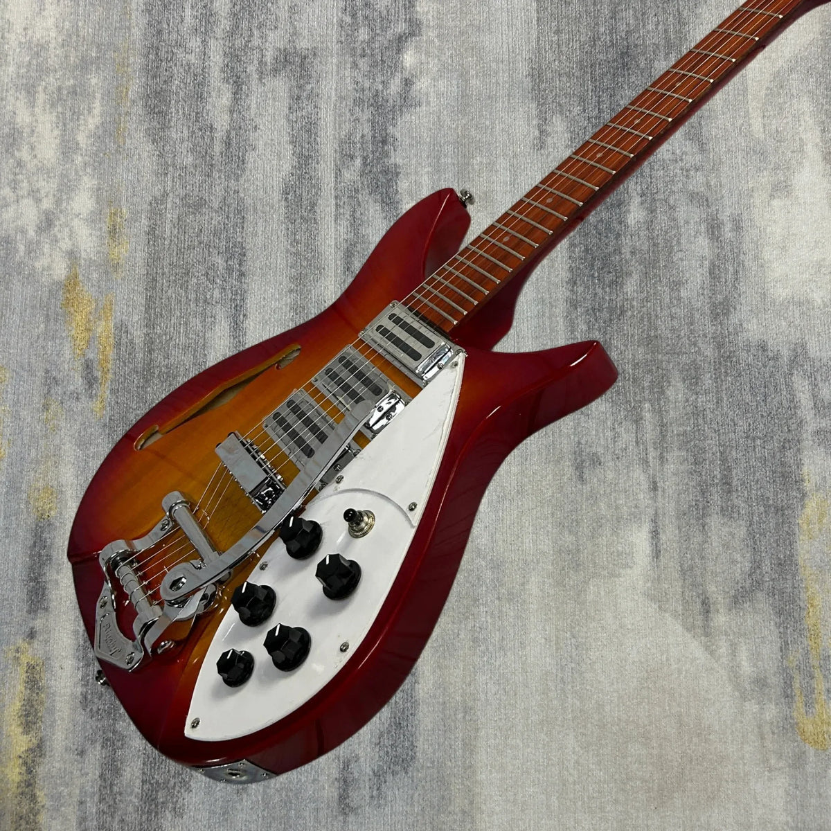 Guitarras Ric Modelo 325 Semihuecas Cerezo Versión 527mm Longitud de Escala Orificios en F Venta 2026
