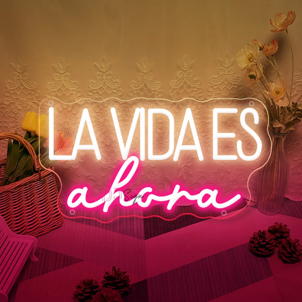 Letrero LED “LA VIDA ES ahora” con letras blancas cálidas y “ahora” rosa