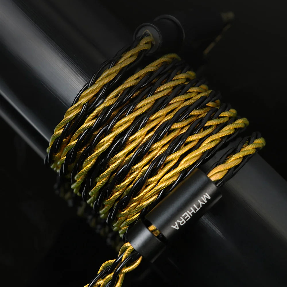 Cable reemplazable trenzado dorado y negro para auriculares intrauditivos.