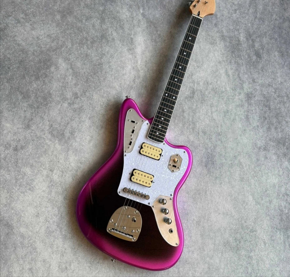 Guitarra eléctrica de cuerpo negro con acabado metálico púrpura, protector de cuerdas blanco nacarado, pastillas HH, sistema de trémolo de estilo vintage, cuerpo sólido de diseño offset.